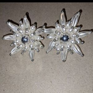 Vintage white flower earrings pierced